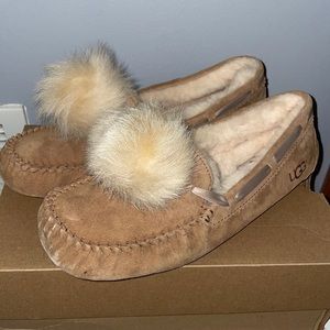 UGG MOCCASIN WITH POM POM